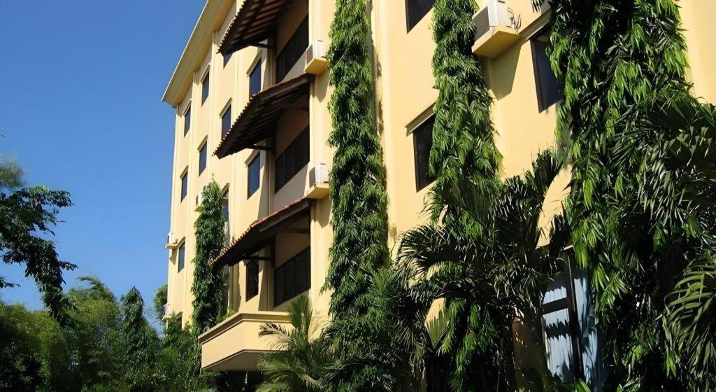 Narita Classic Hotel Surabaya Eksteriør bilde